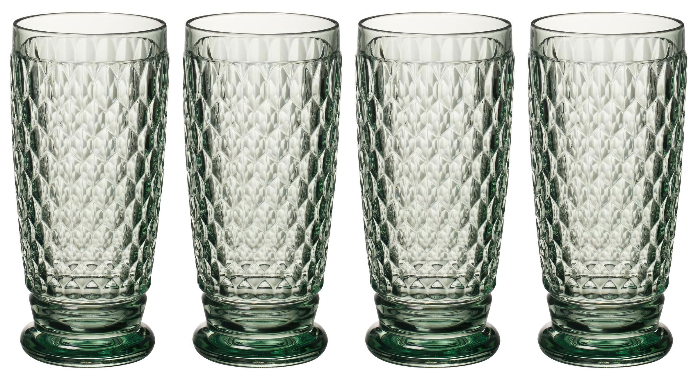 Vier gläserne Trinkbecher mit rautenförmiger Struktur und grünem Fuß, auf einem weißen Hintergrund angeordnet.