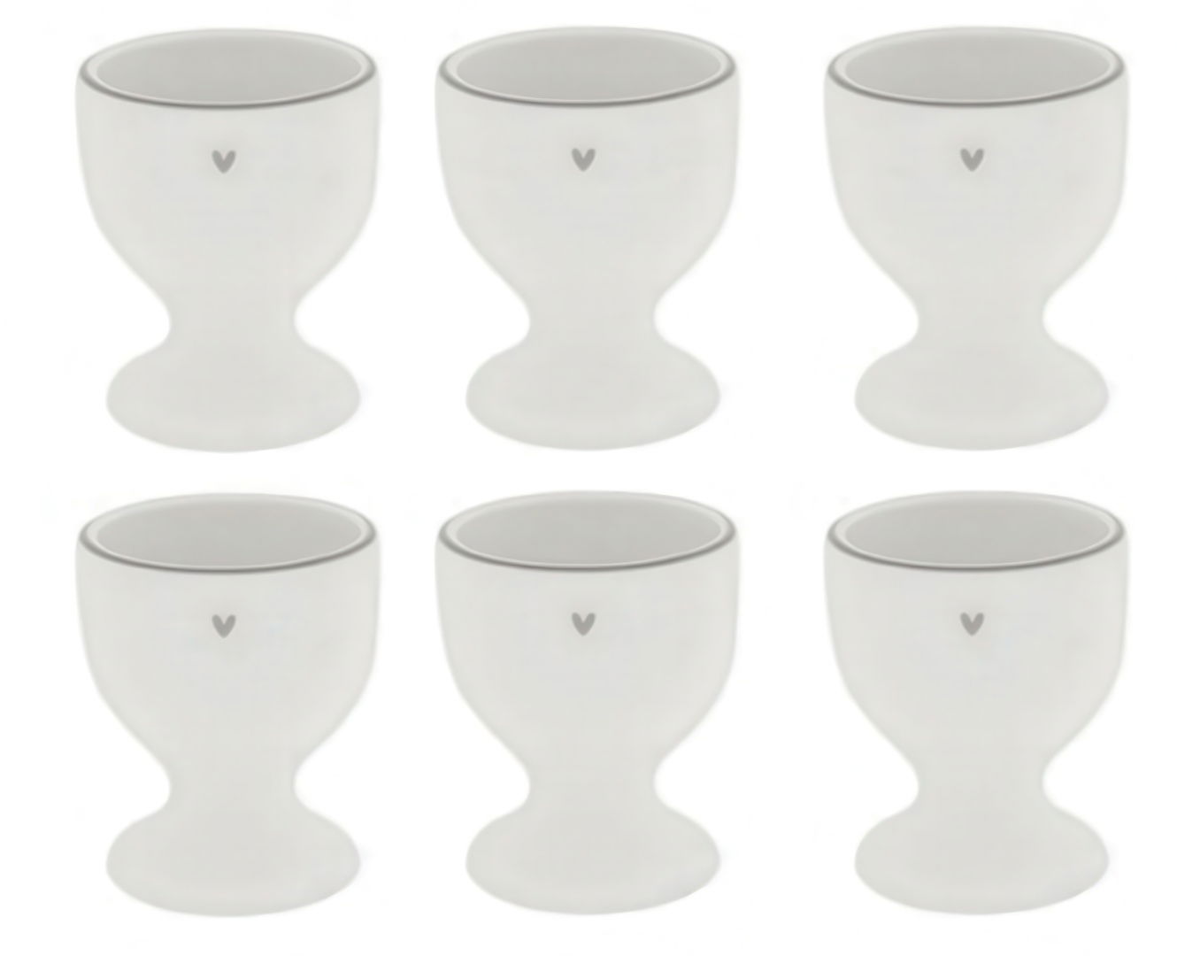 Sechs weiße Eierbecher mit einem grauen Rand und einem kleinen Herzsymbol auf der Vorderseite.