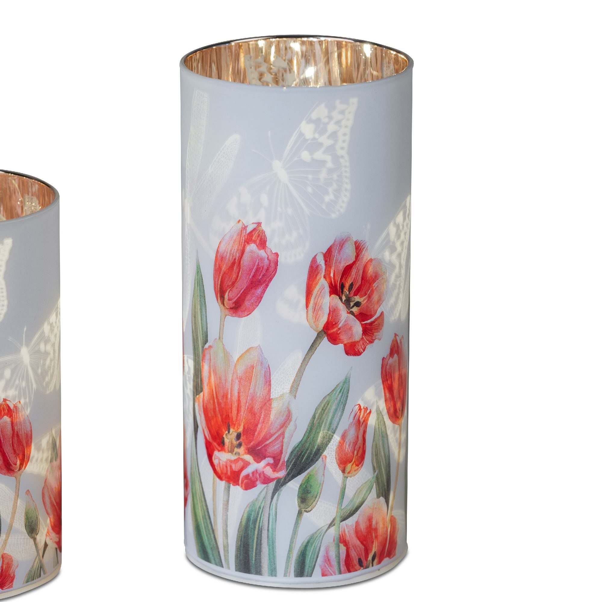 Zwei zylindrische Objekte mit floralen Motiven in Rot- und Rosatönen, auf hellem Hintergrund mit Schmetterlingen.