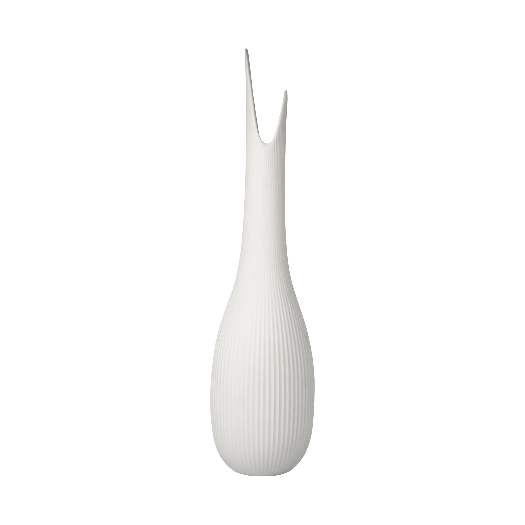 Weiße Vase mit schmalem, hohem Hals und gerippter Oberfläche, auf hellem Hintergrund.