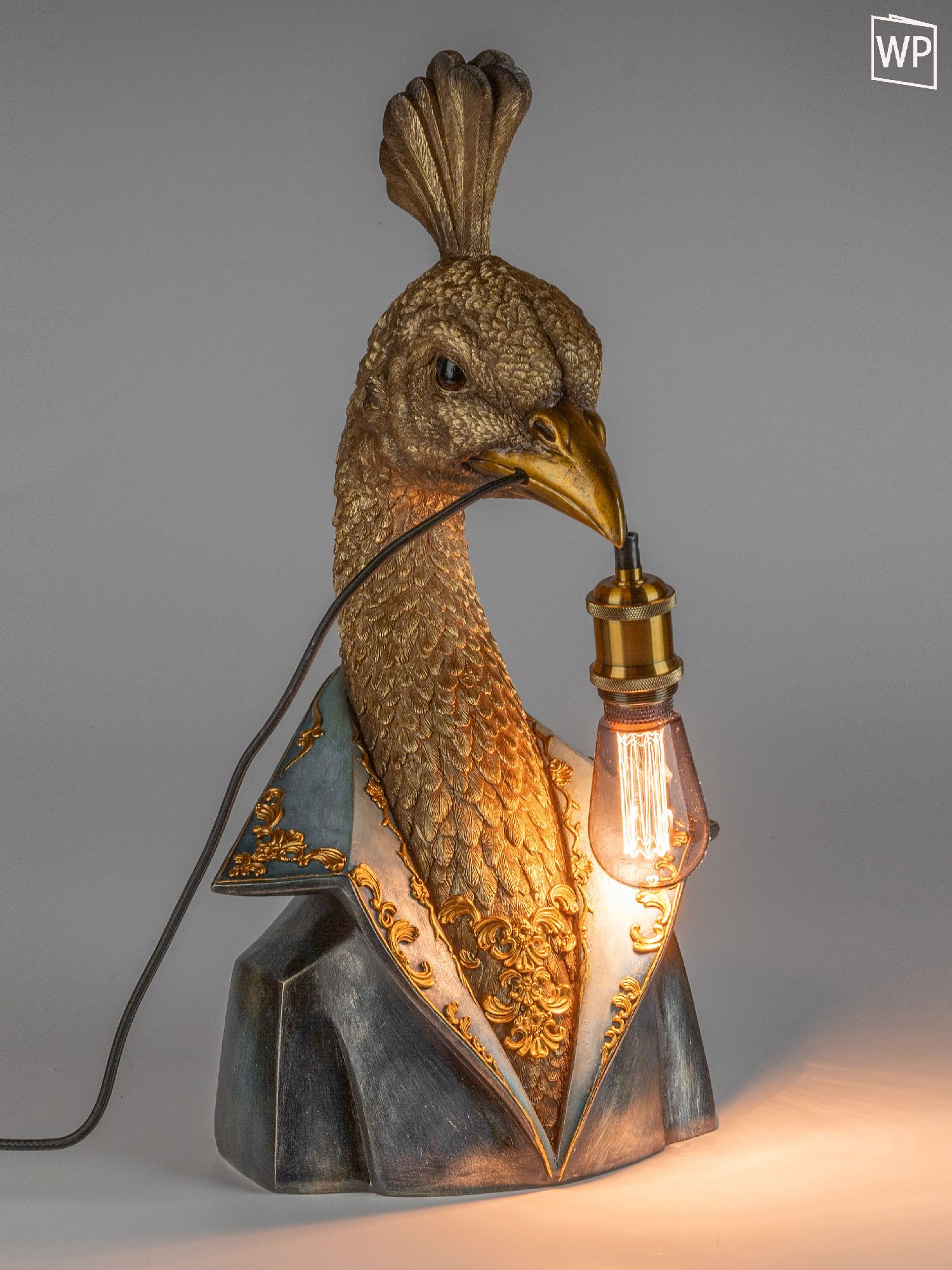 Eine Tischlampe in Form eines Pfauenkopfes mit einem Anzug und einer Glühbirne, die aus dem Schnabel hängt.
