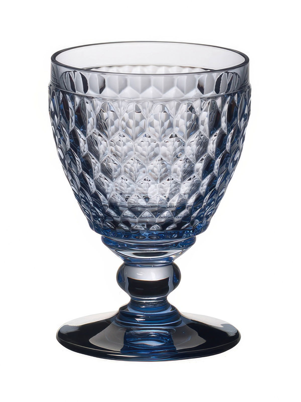 Ein blauer, facettierter Glasbecher mit Fuß, der eine runde Öffnung und eine strukturierte Oberfläche aufweist.