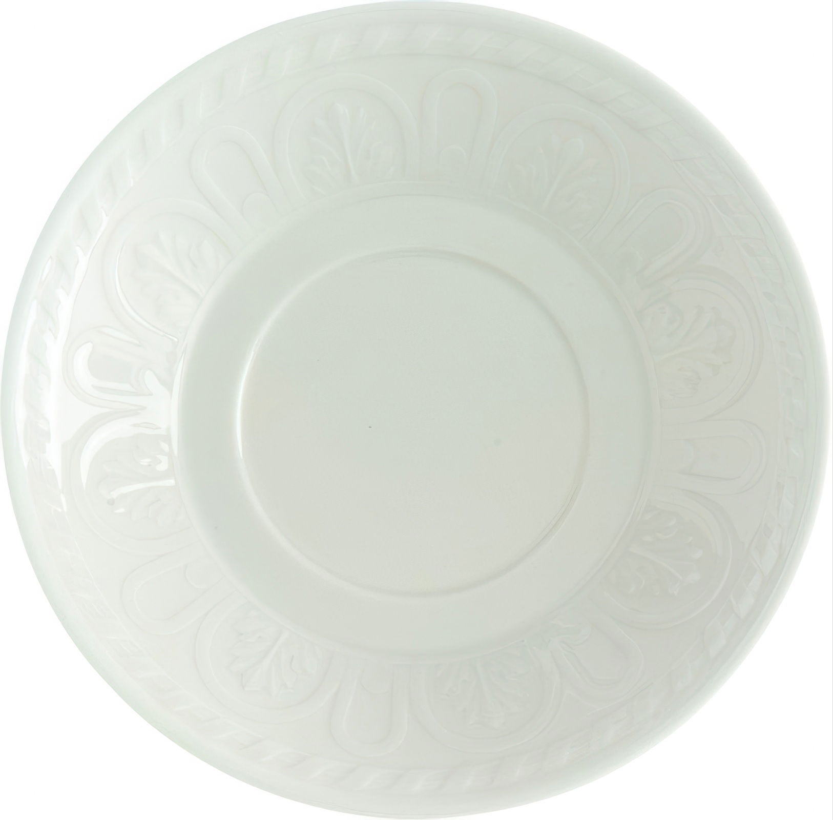 Ein runder, weißer Teller mit einem reliefartigen Muster am Rand. Die Oberfläche ist glatt und glänzend.