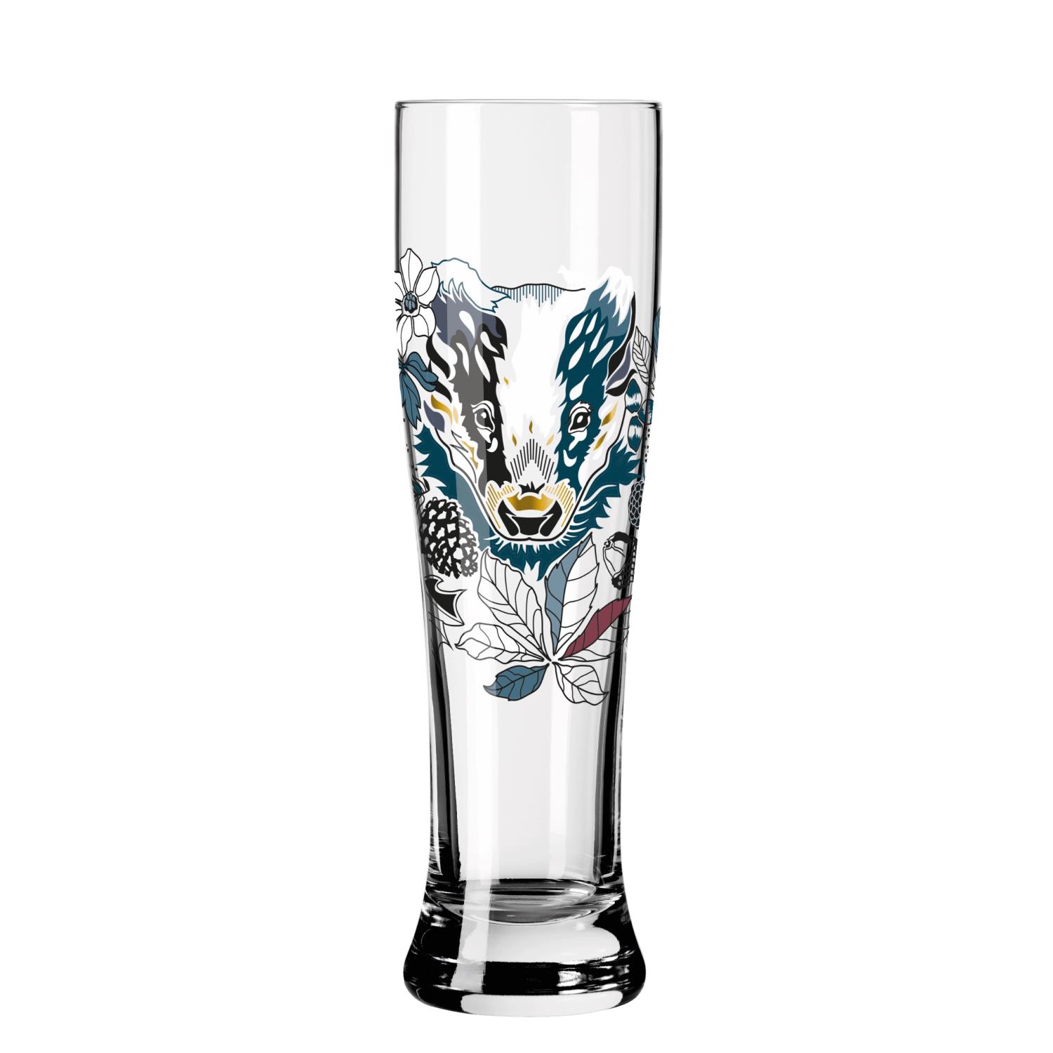 Ein hohes, transparentes Glas mit bunten, grafischen Motiven eines Dachs und Pflanzen.