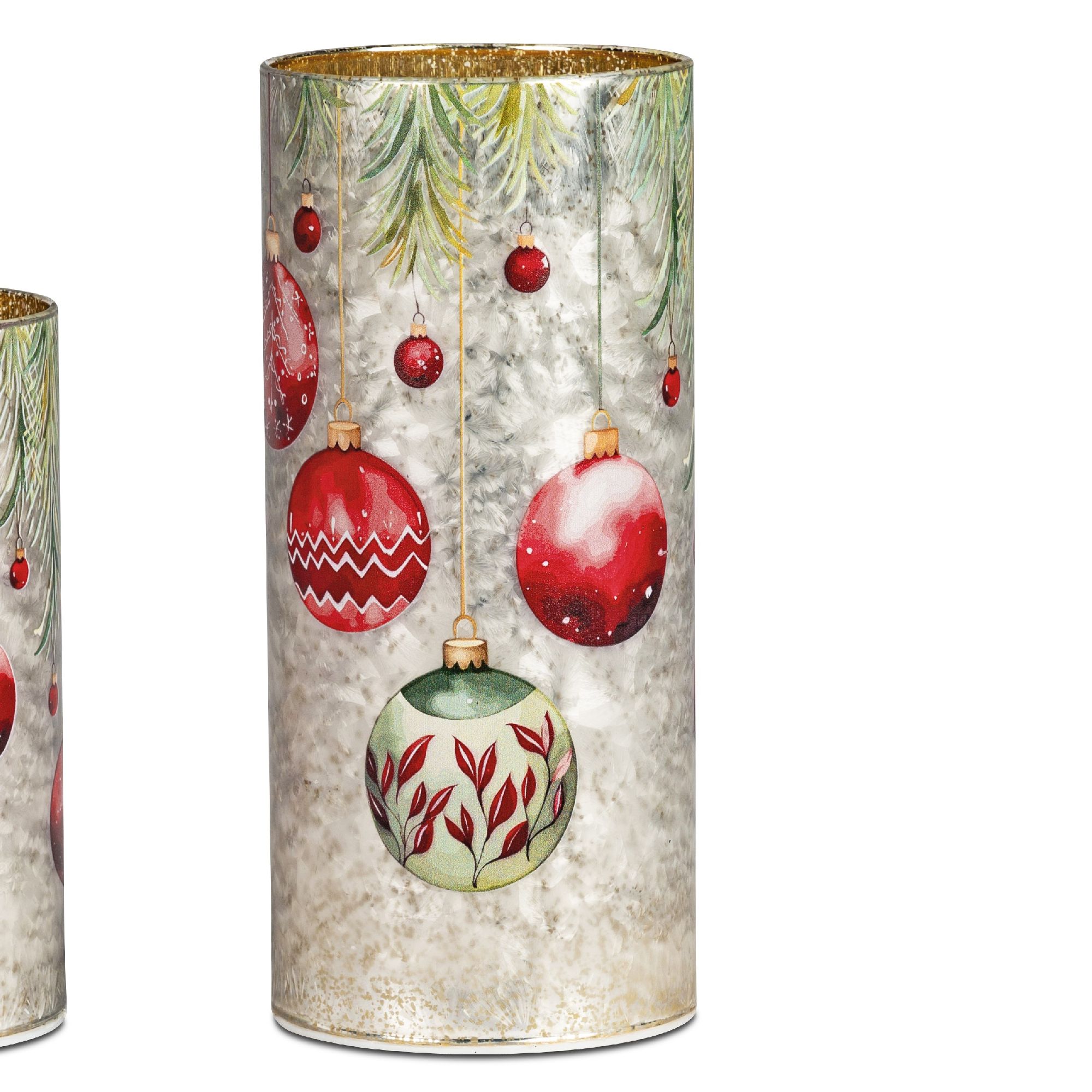 Zwei zylindrische Objekte mit Weihnachtsbaumkugeln in Rot und Grün, dekoriert mit goldenen und grüne