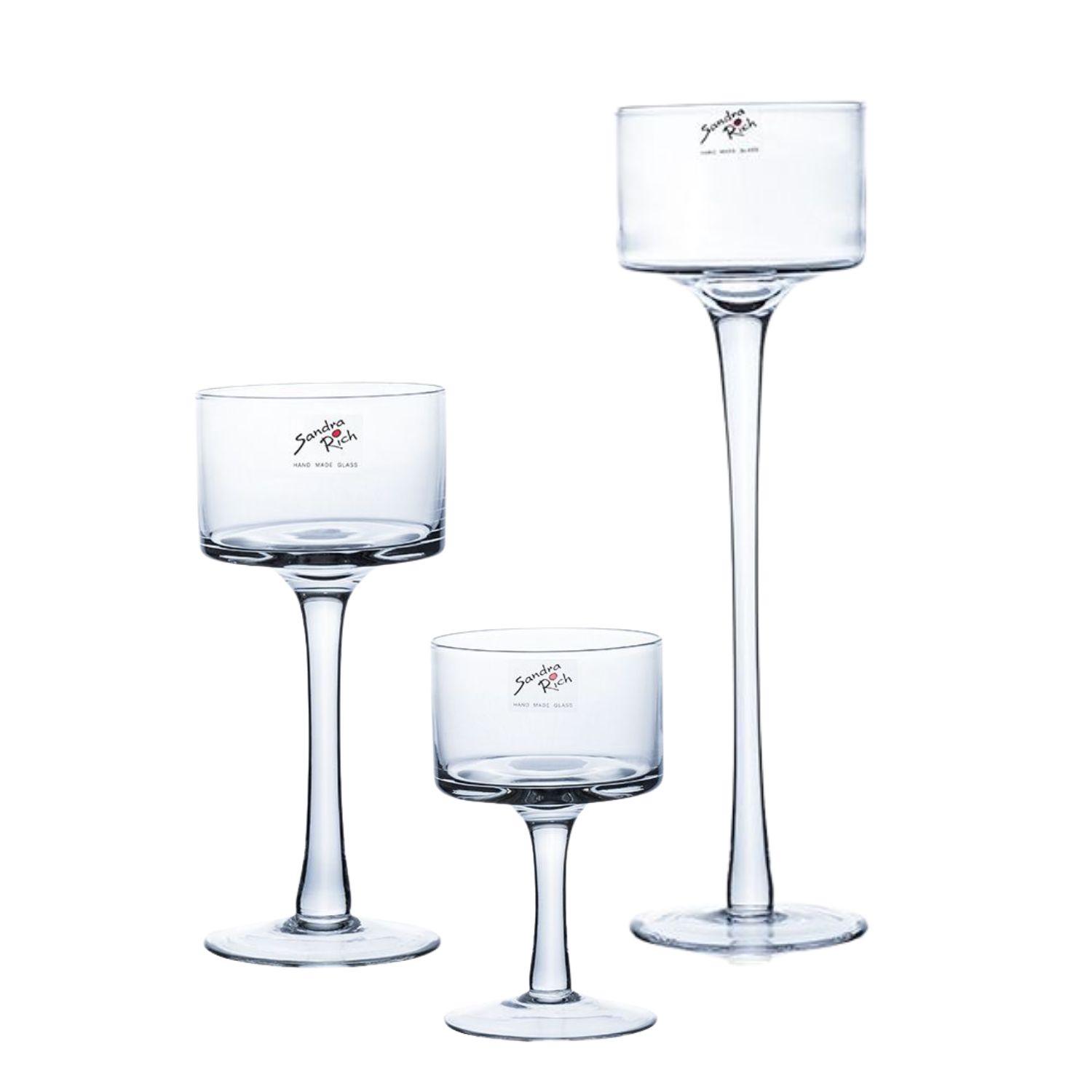 3 Teelichthalter auf Fuß aus transparentem Glas auf weißem Hintergrund