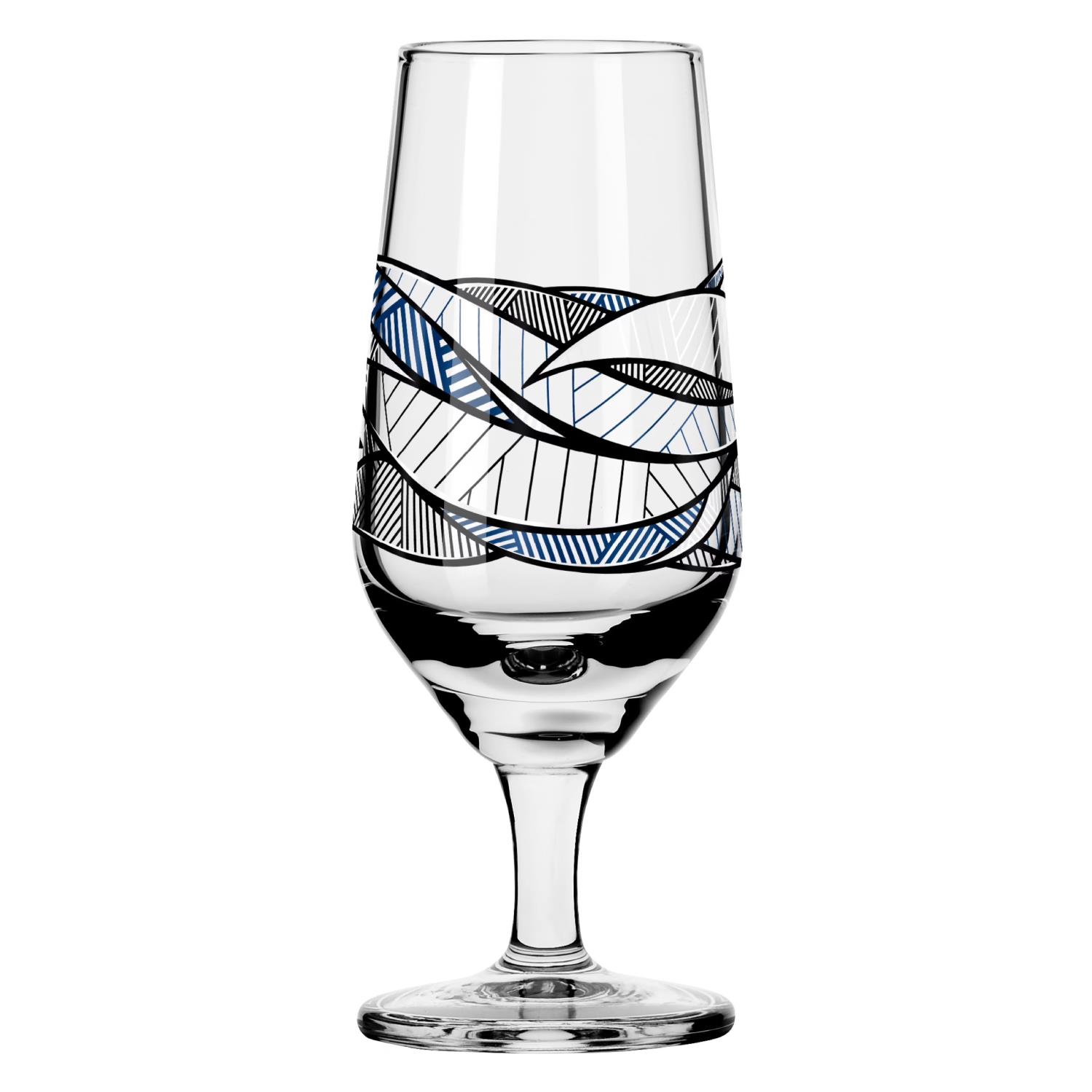 Ein hohes, transparentes Glas mit einem grafischen Muster in Blau und Schwarz. Der Fuß ist stabil und rund.