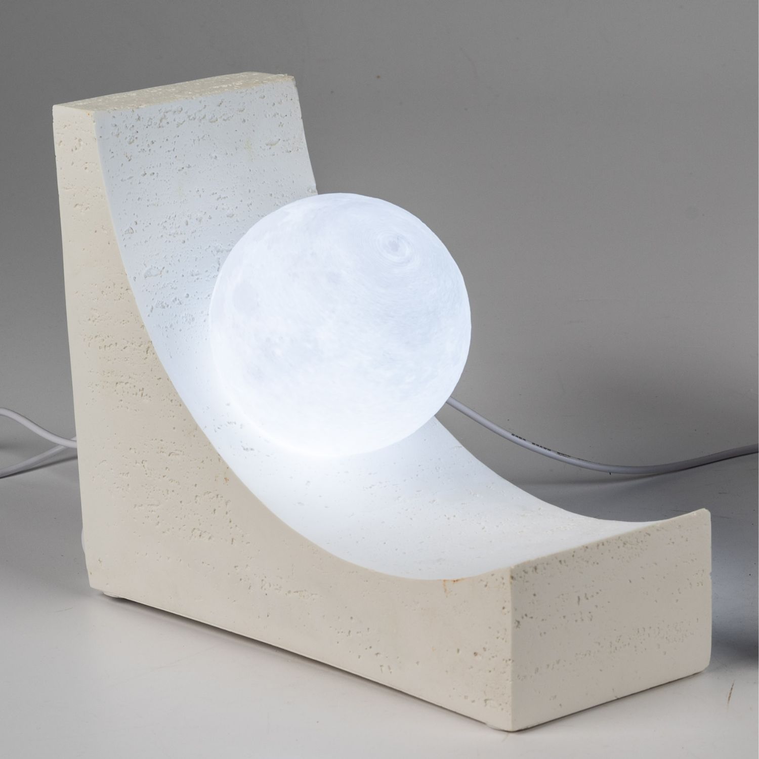 weiß Tischlampe in Steinoptik mit leuchtener Kugel