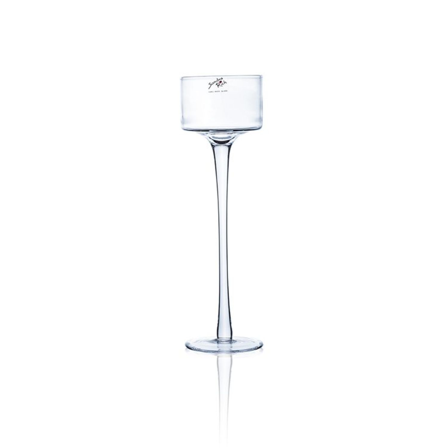 Ein hoher, transparenter Glasbecher mit schmalem Fuß und breiter Öffnung, auf einem weißen Hintergrund.