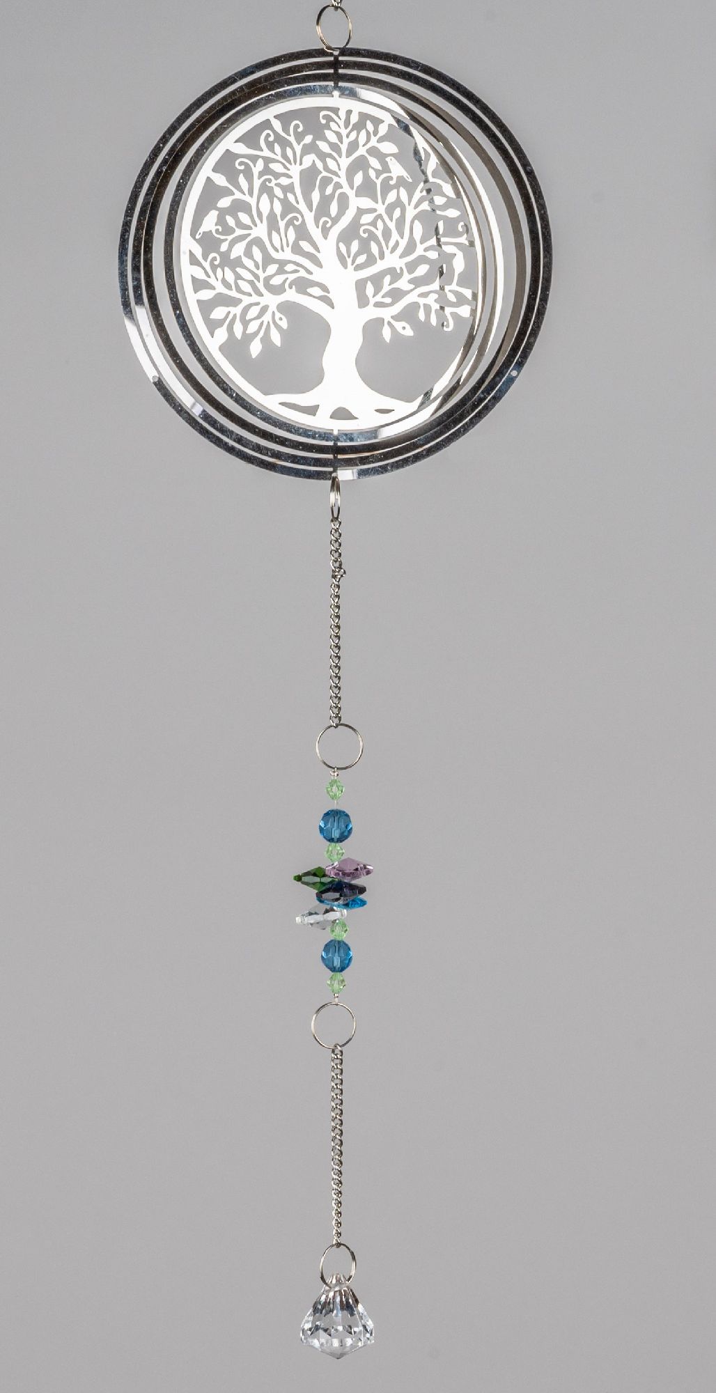 Hängedekoration mit einem Baum-Motiv aus Metall und bunten Glasperlen, darunter ein gläserner Anhänger.