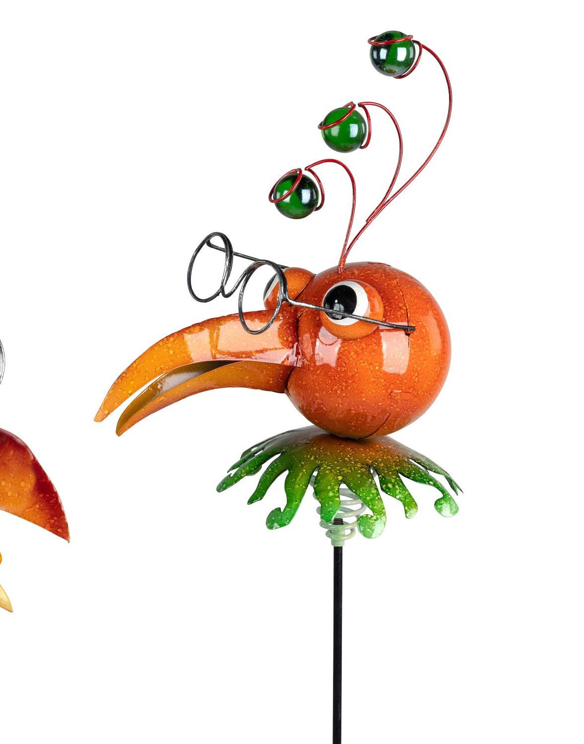 Bunte, stilisierte Vogelfigur mit orangefarbenem Kopf, Brille und grünen Details, auf einem Stab mon