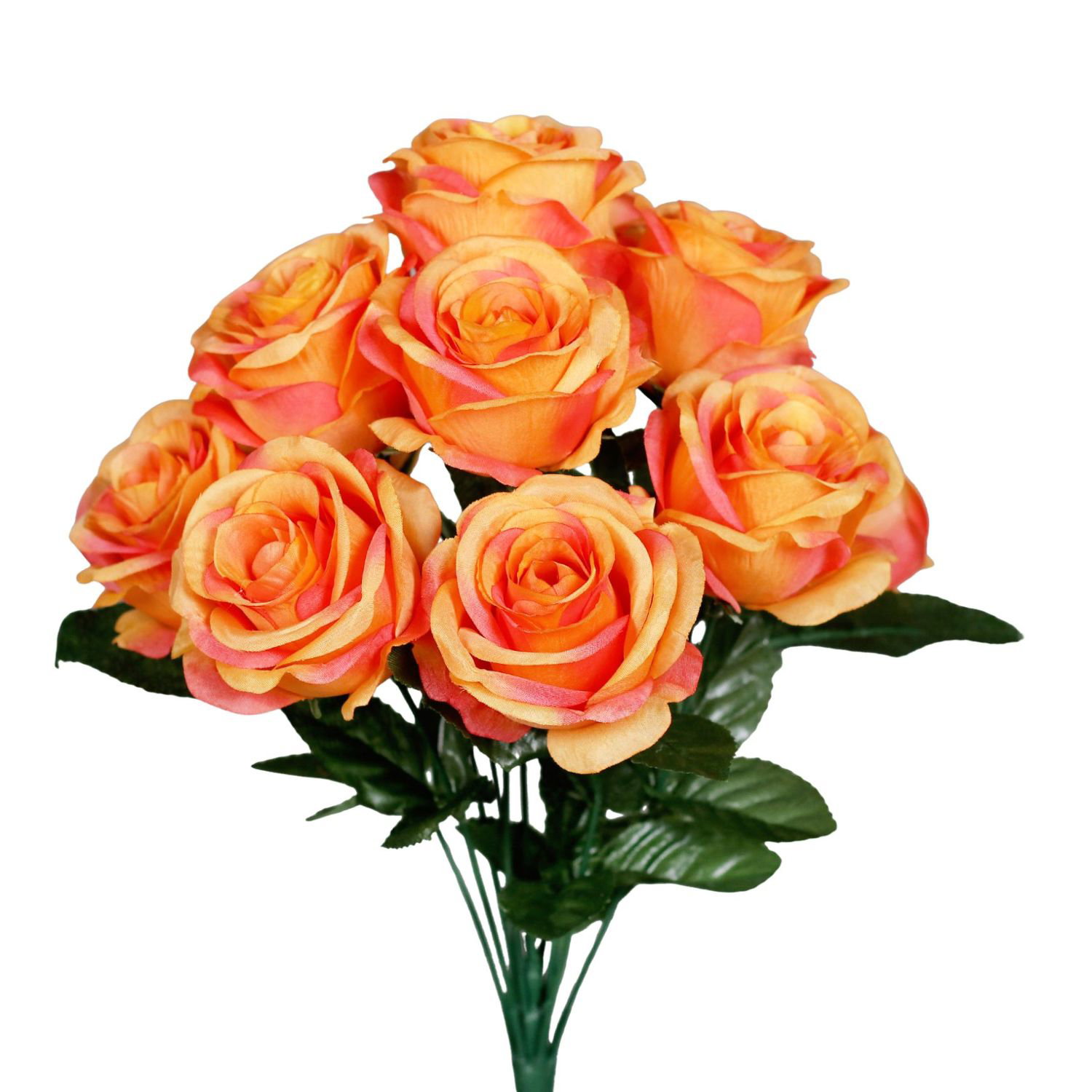Strauß aus orangegelben Rosen mit grünen Blättern vor weißem Hintergrund