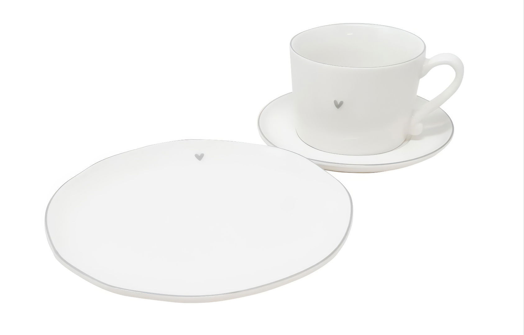 Weißes Geschirrset bestehend aus einer Tasse mit Untertasse und einem flachen Teller, jeweils mit einem kleinen Herzmotiv.