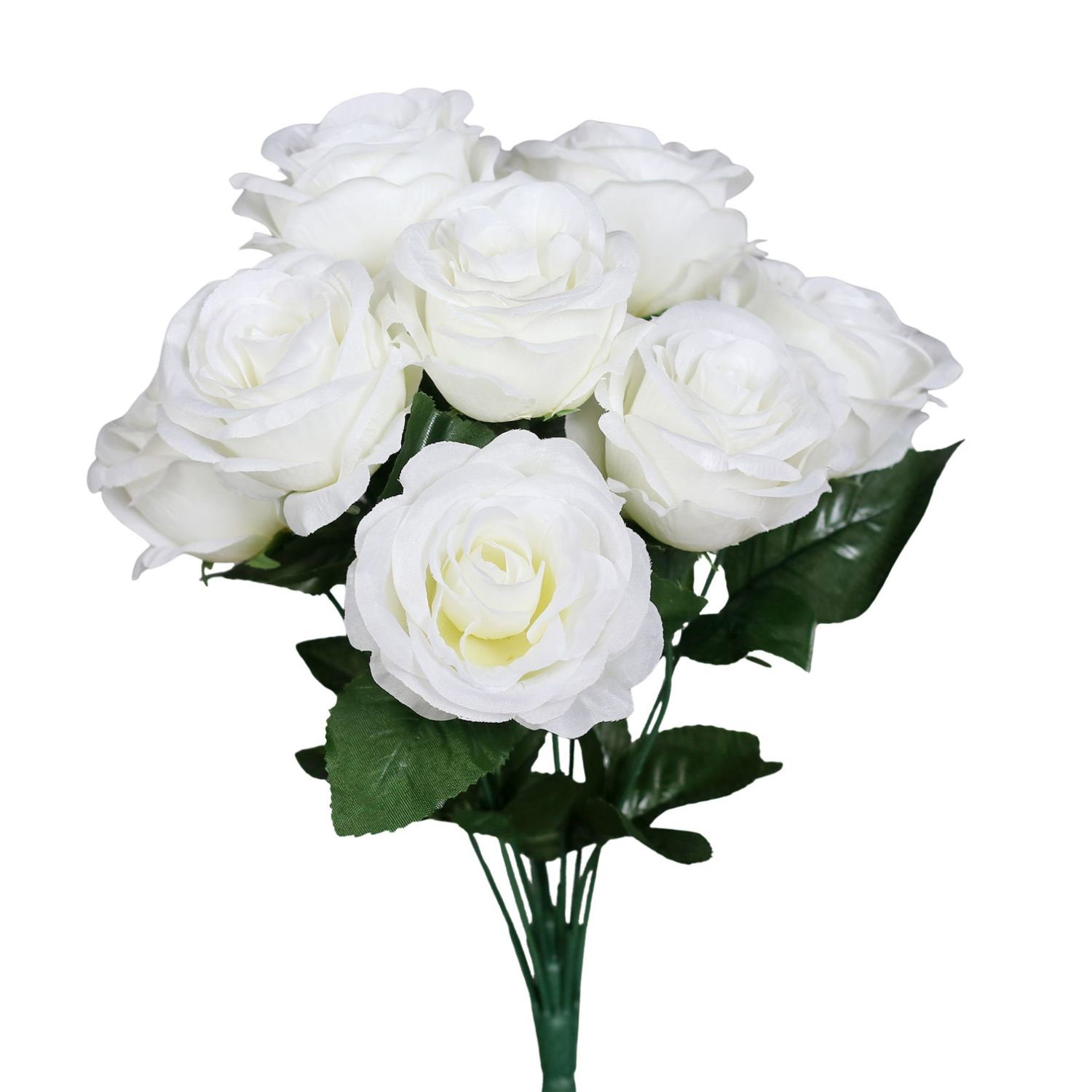 Strauß weißer Rosen mit grünen Blättern vor weißem Hintergrund
