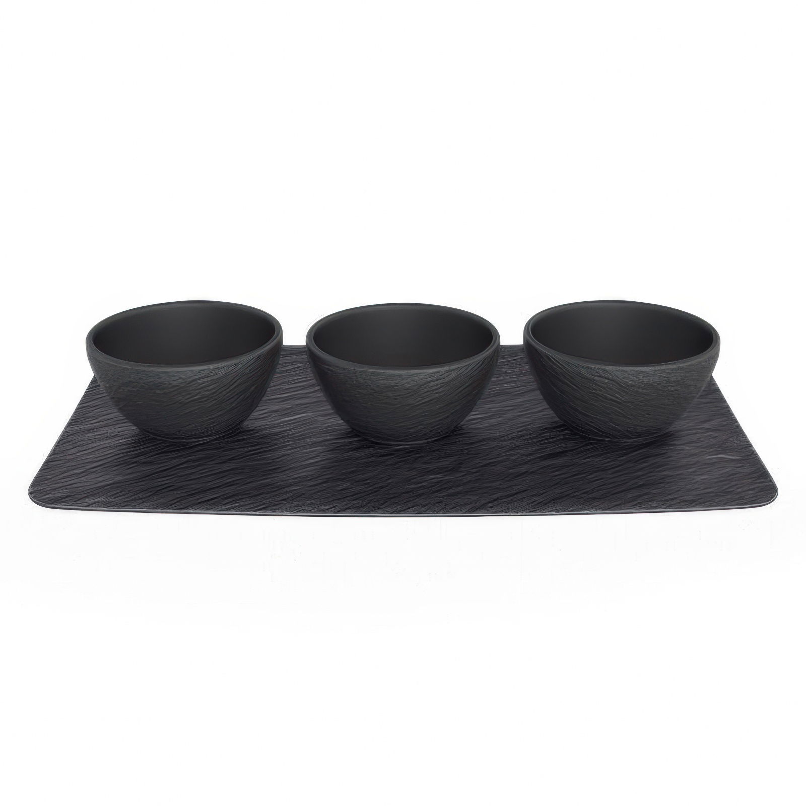 Drei schwarze Schalen aus Kunststoff auf einer schwarzen Unterlage mit strukturierter Oberfläche.