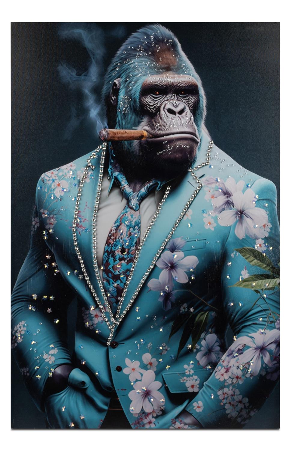Ein Gorilla in einem blauen Anzug mit Blumenmuster raucht eine Zigarre. Der Anzug ist mit Glitzerste