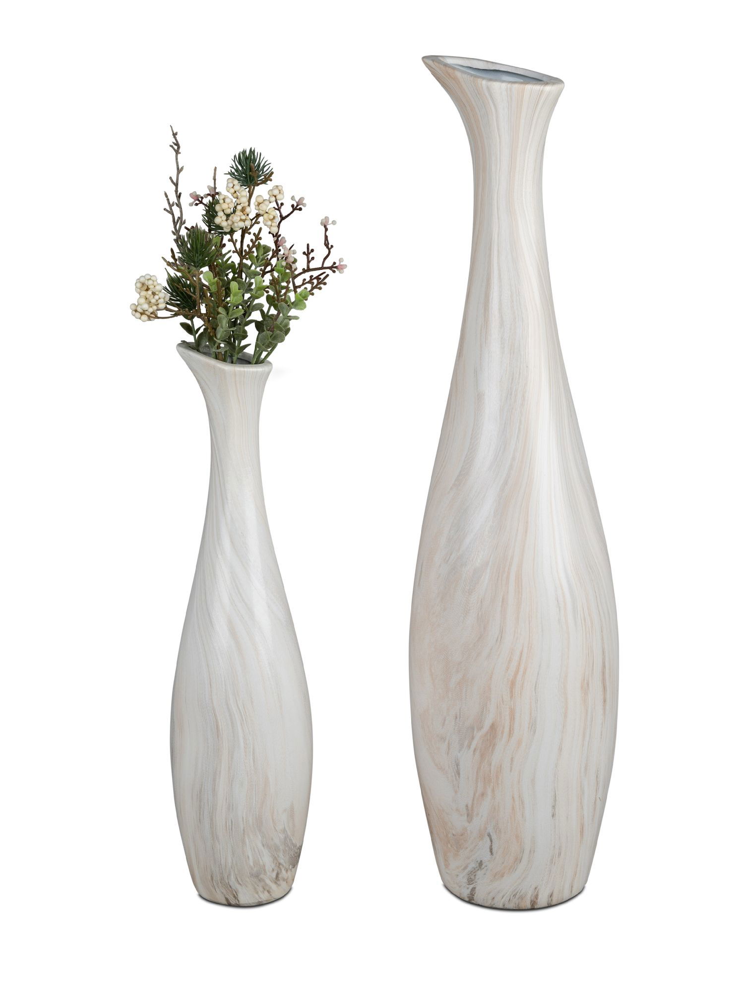 Zwei schlanke Vasen aus Keramik in hellen Farben, eine mit Blumenarrangement, die andere leer.