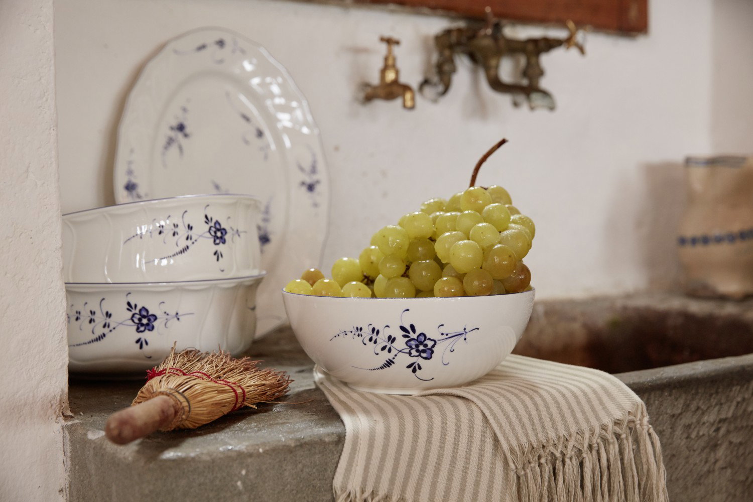 Ein Set aus weißem Porzellan mit blauen Blumenmustern, bestehend aus einer Kaffeekanne, Tassen und Tellern.