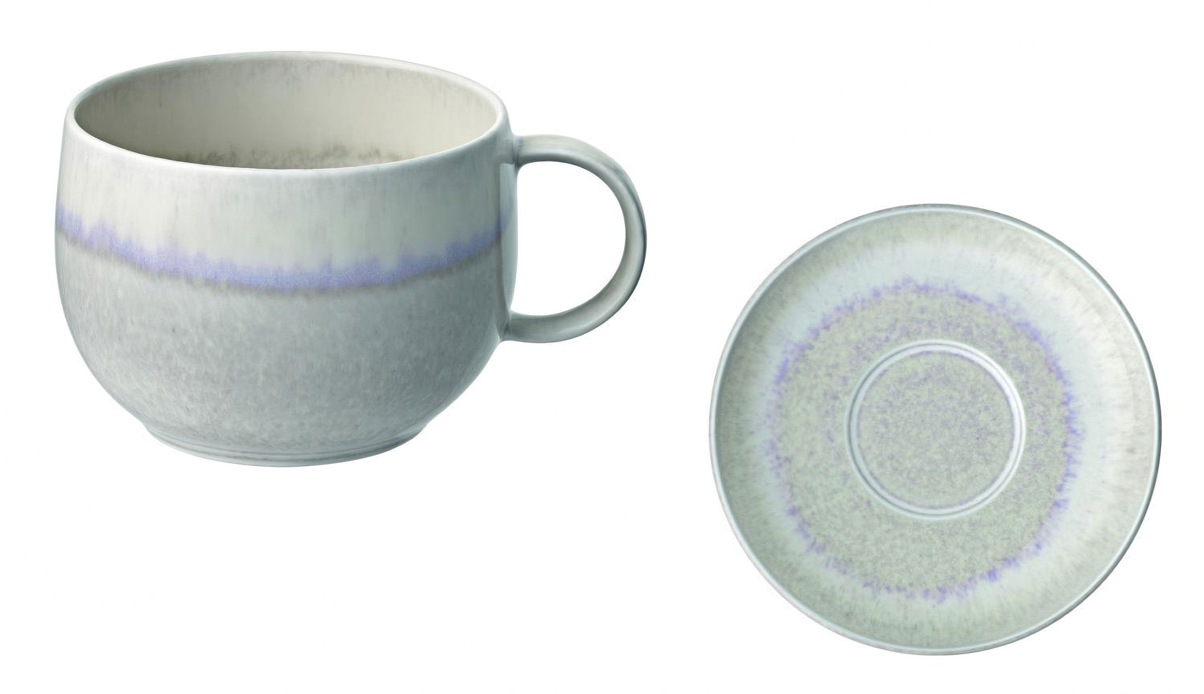 Eine graue Tasse mit einem breiten Rand und einem Henkel, daneben ein passender Unterteller mit einem farbigen Muster.