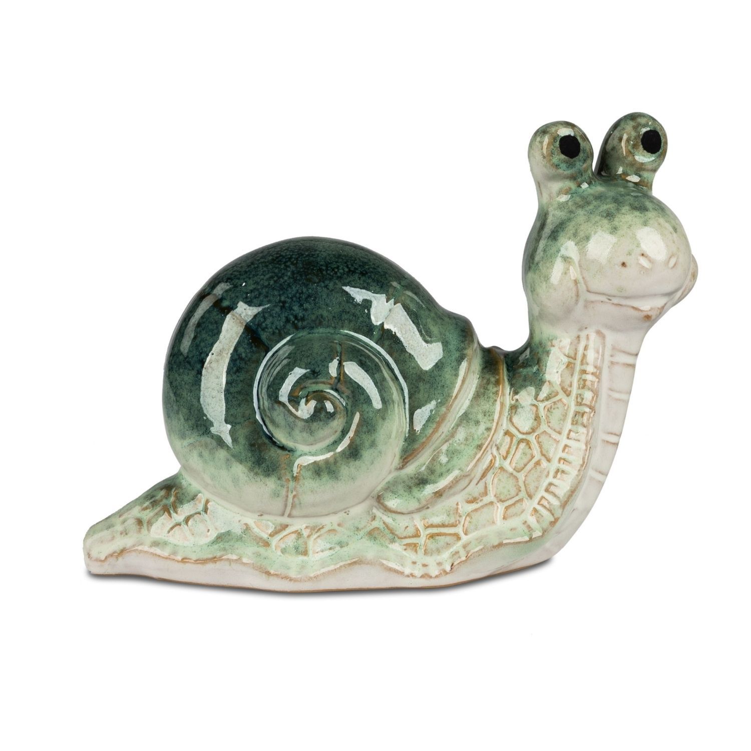 Grüne keramische Schneckenfigur mit spiraligem Haus auf weißem Hintergrund