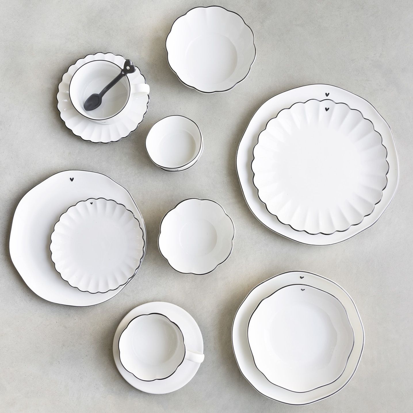 Tasse, Becher RUFFLE HEART gewellt mit schwarzem Herz von BASTION COLLECTIONS