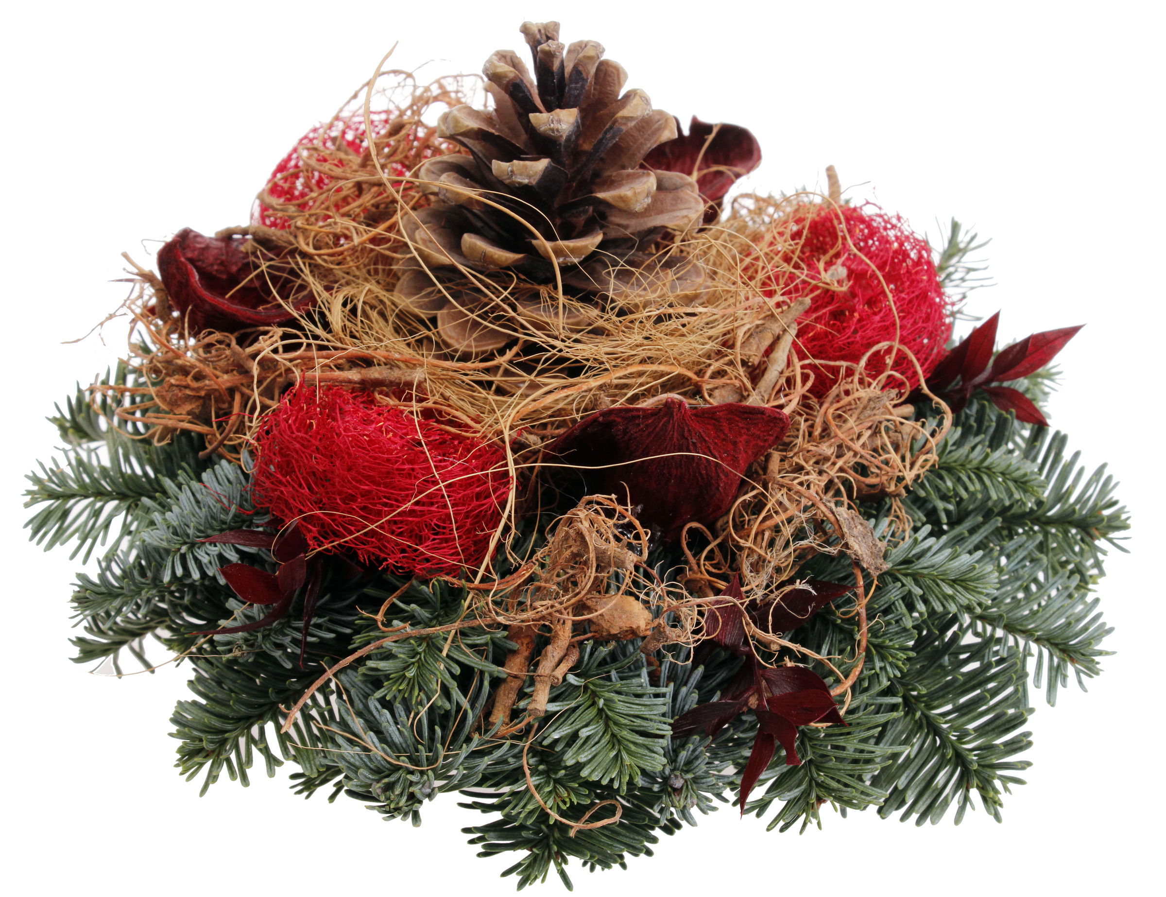 Dekorative Anordnung aus Tannenzweigen, roten Elementen, einer Tannenzapfen und natürlichem Material in der Mitte.