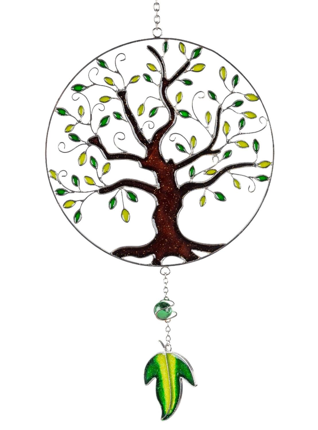 Buntes Fensterbild eines Baumes mit grünen Blättern, umgeben von einem runden Rahmen, mit einem hängenden grünen Blatt.