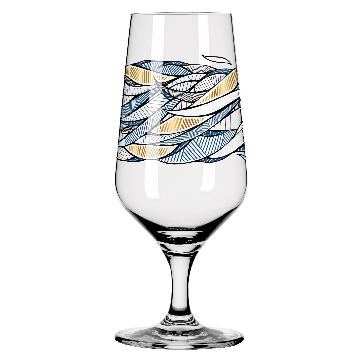 Ein transparentes Glas mit einem grafischen Muster in Blau, Schwarz und Gold, das wellenförmige Linien darstellt.
