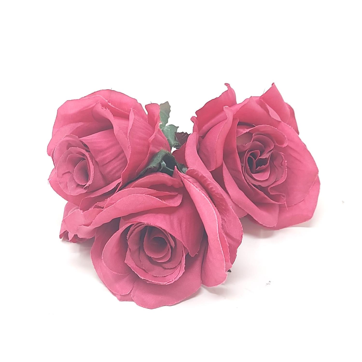 Drei rosa Kunstrosen mit grünen Blättern auf einem weißen Hintergrund.