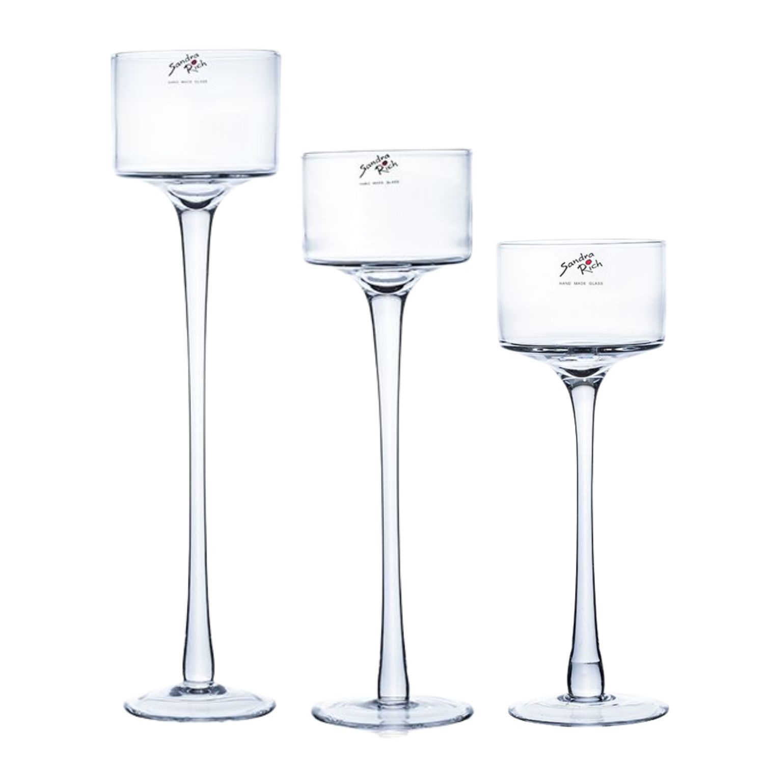 3 Teelichthalter auf Fuß aus transparentem Glas auf weißem Hintergrund