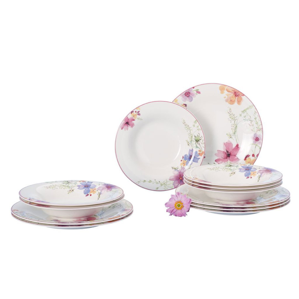 Ein Set von Geschirr mit bunten Blumenmustern, bestehend aus Tellern und Schalen, angeordnet auf ein