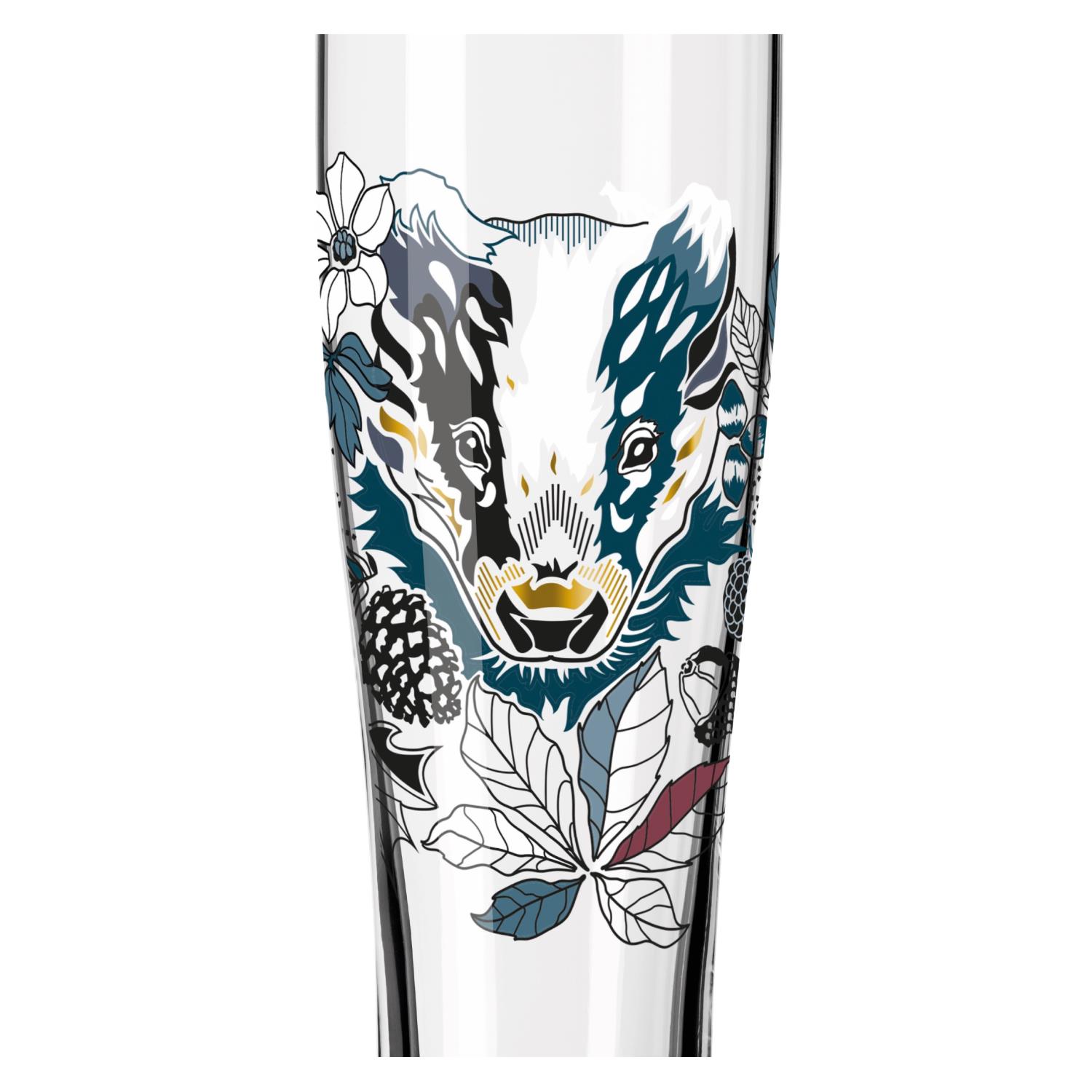 Ein Glas mit einem grafischen Design eines Dachs, umgeben von Pflanzenmotiven und verschiedenen natürlichen Elementen.