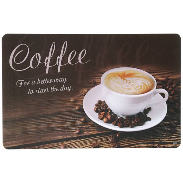 Ein Kaffeebecher mit Latte-Art steht auf einem weißen Unterteller, umgeben von Kaffeebohnen, vor einem Holzuntergrund.