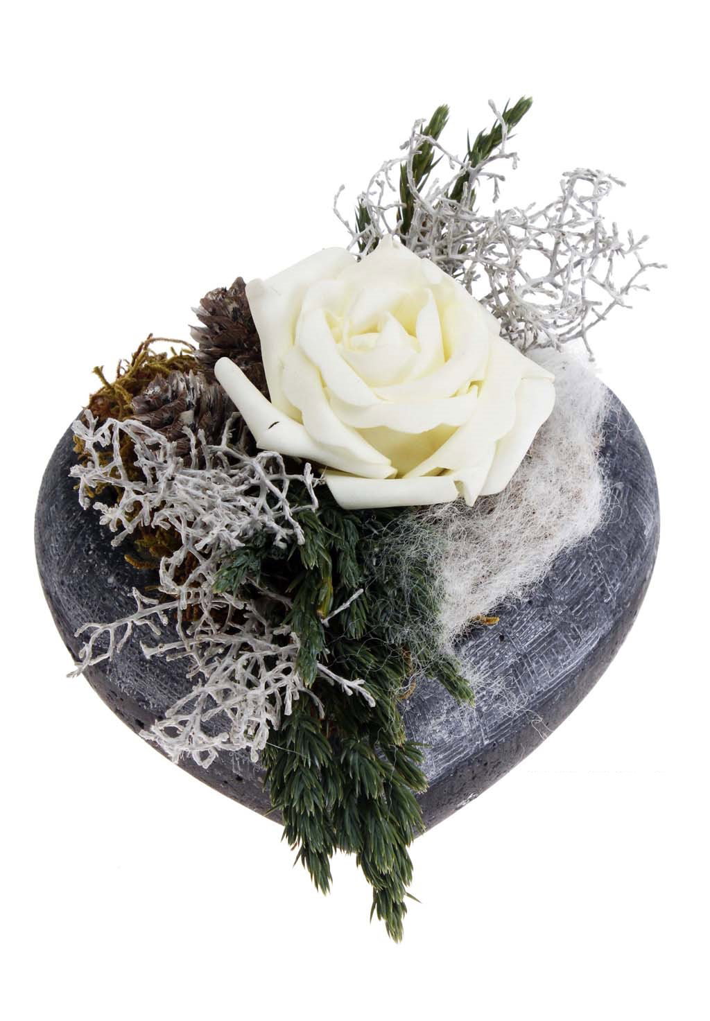 Ein herzförmiger Dekorationsgegenstand mit einer weißen Rose, Moos, Tannenzapfen und grünen Pflanzen