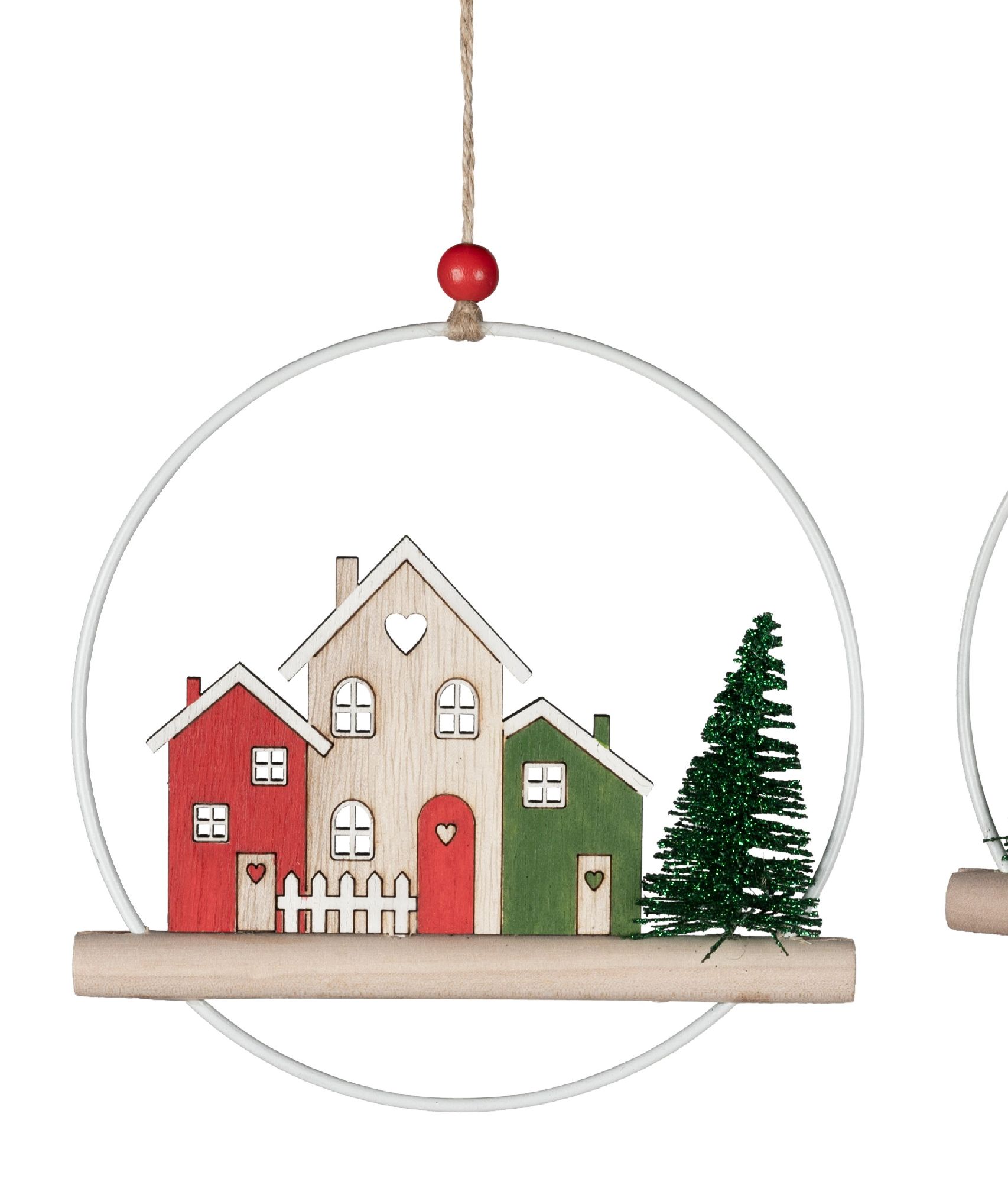 Dekorative Holzanhänger mit drei Häusern in Rot, Grün und Naturfarbe sowie einem kleinen Tannenbaum, aufgehängt in einem Ring.