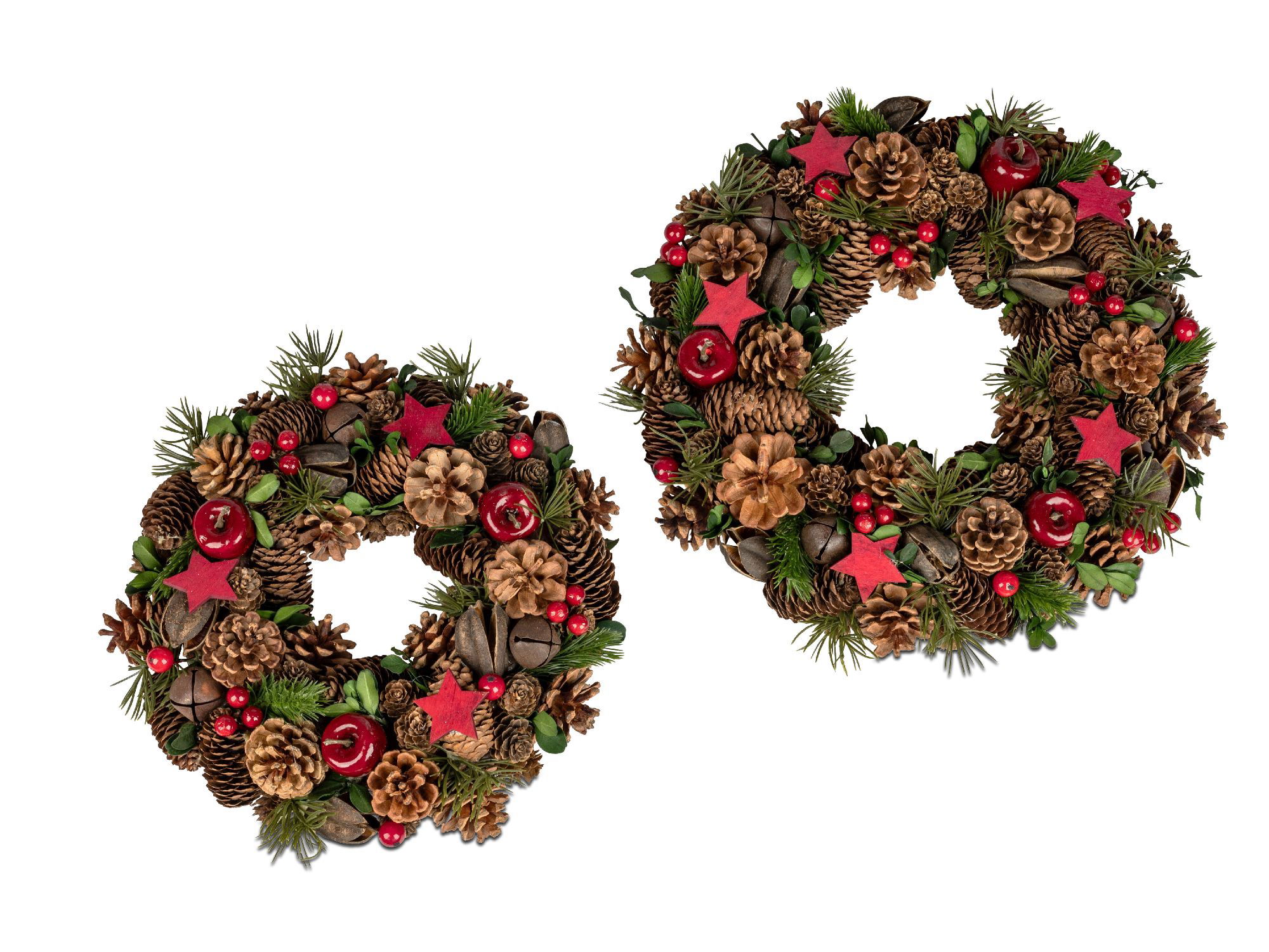 Zwei dekorative Kränze aus Tannenzapfen, roten Sternen, Beeren und grünen Zweigen auf weißem Hinterg