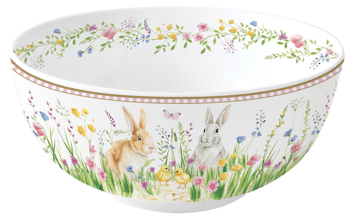 Schüssel mit buntem Blumenmuster, zwei Hasen und Küken, umgeben von Wiesenblumen, auf weißem Hintergrund.