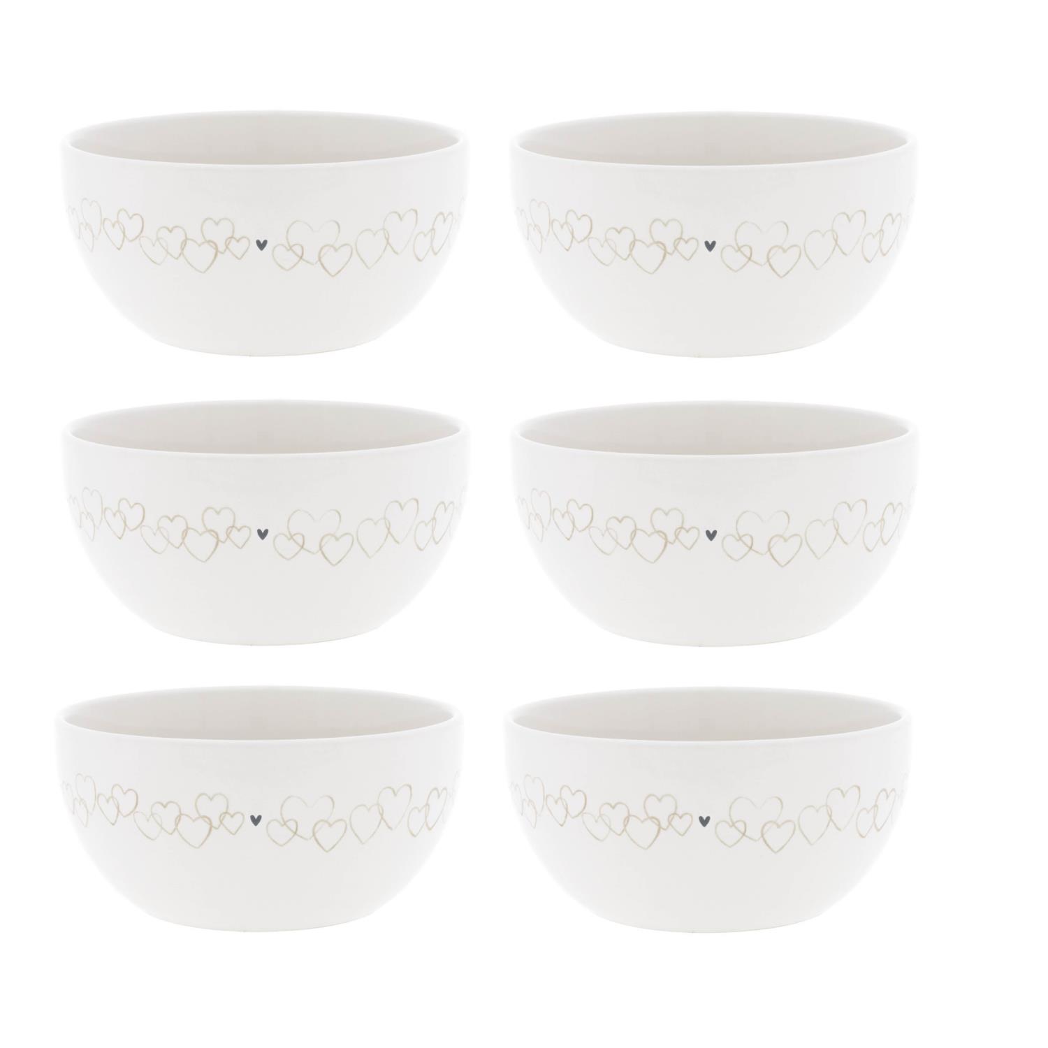 Sechs weiße Schalen mit einem Muster aus Herzen in verschiedenen Größen, gleichmäßig angeordnet.