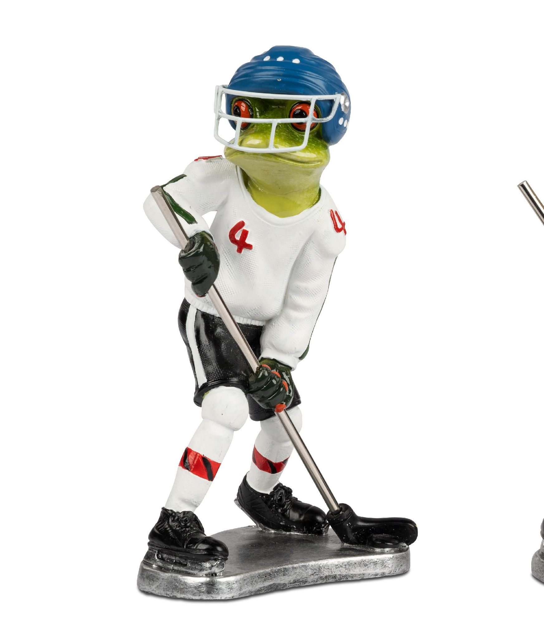 Eine Figur eines Frosches in Sportkleidung mit Hockeyschläger und Helm, steht auf einer silbernen Basis.