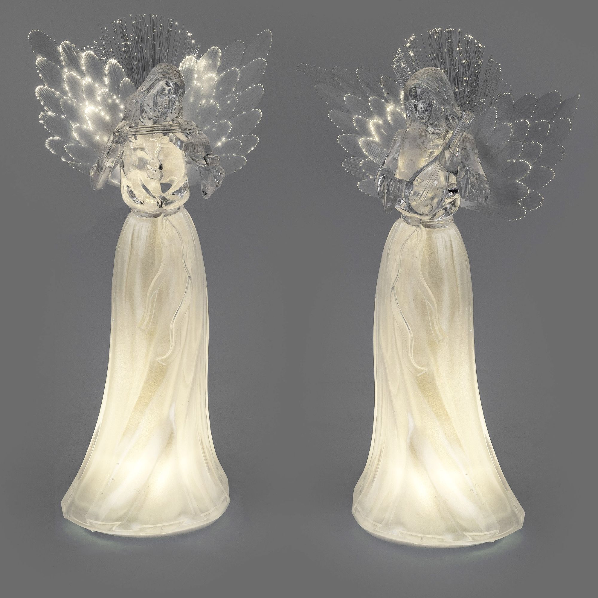 Zwei transparente Engel mit leuchtenden Flügeln und langen, fließenden Gewändern stehen nebeneinande