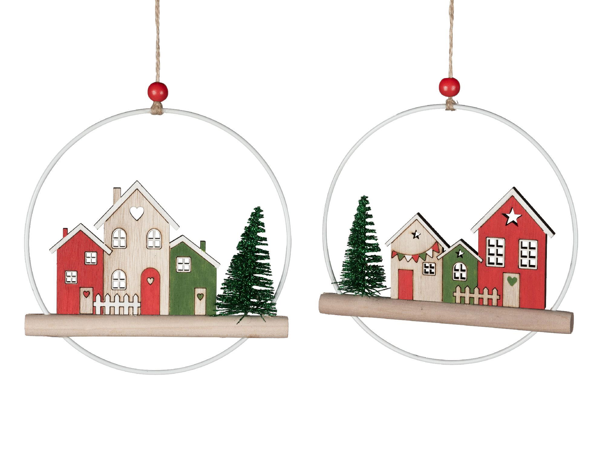 Zwei runde Holzrahmen mit bunten, stilisierten Häusern und kleinen Tannenbäumen, dekorativ aufgehängt.