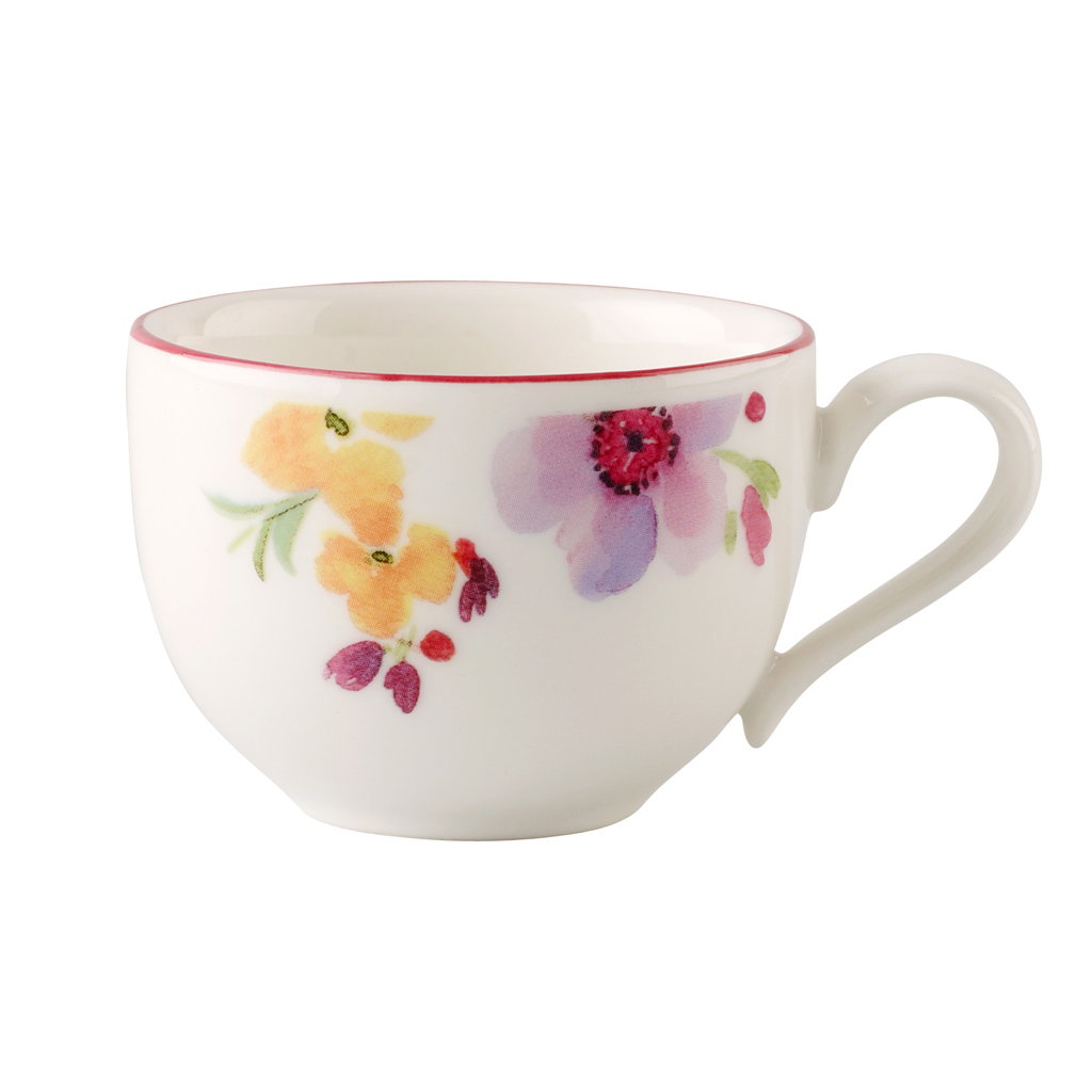 Weiße Tasse mit bunten Blumenmotiven und rotem Rand, seitlich mit einem Henkel.
