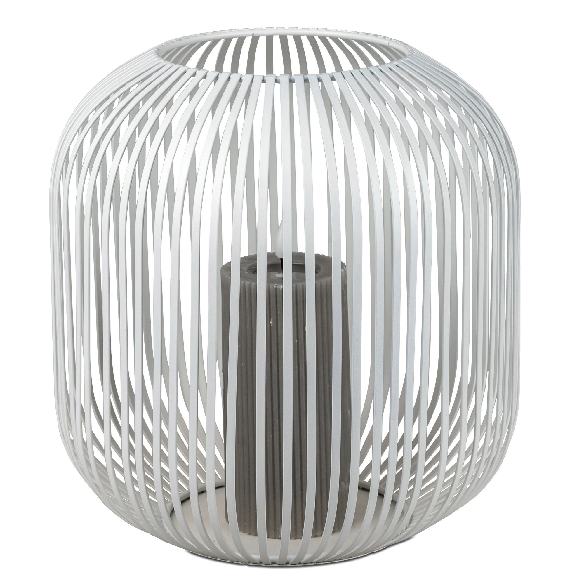 Ein runder Kerzenhalter aus weißen Metallstreifen mit einer grauen Kerze im Inneren. Der Halter hat eine offene Form.