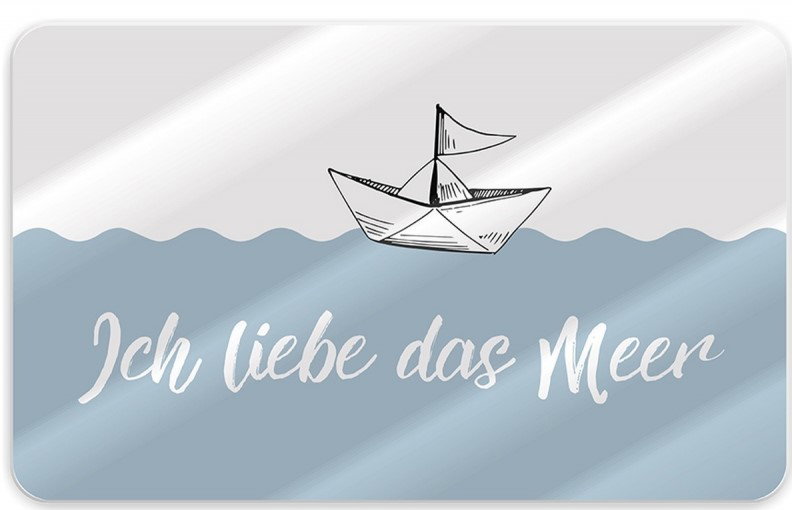 Illustration eines Papierschiffchens auf blauem Wasser mit dem Text „Ich liebe das Meer“ in geschwungener Schrift.