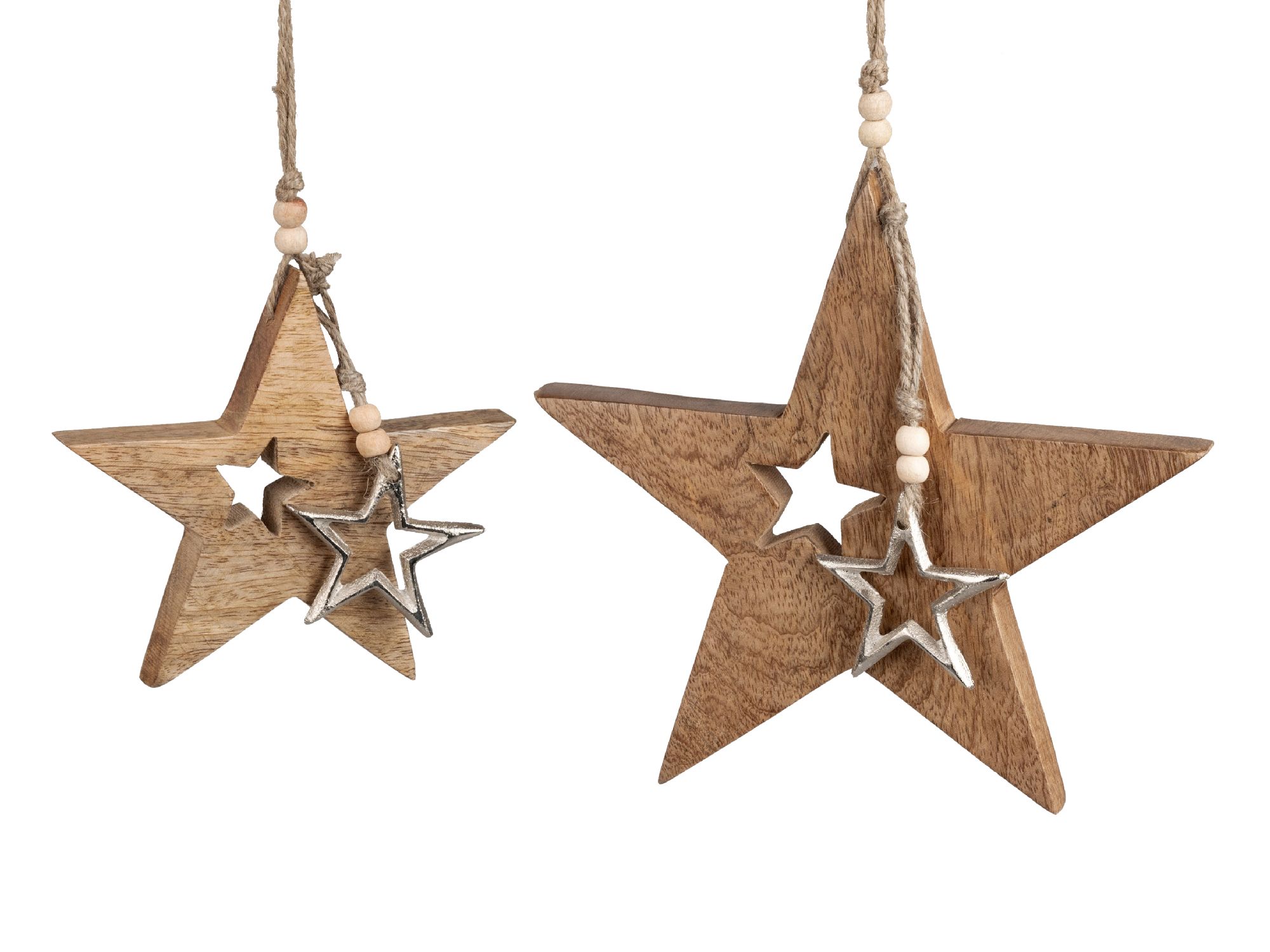 Zwei hängende Sterne aus Holz, einer mit einem kleinen Stern in der Mitte, der andere mit einem silb