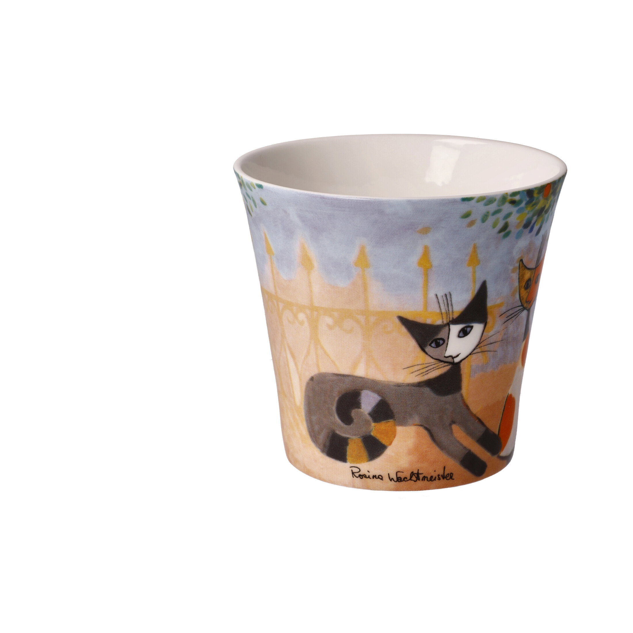 Bunter Becher mit Katzenmotiven, umgeben von einem Zaun und Bäumen, auf hellem Hintergrund.