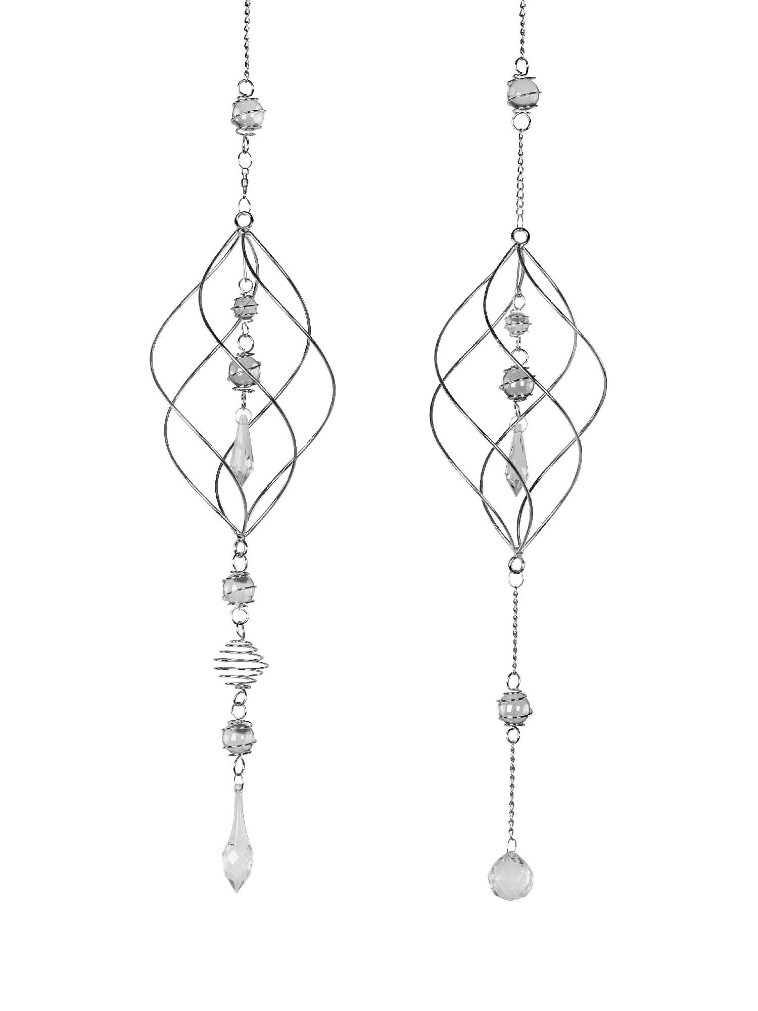 Zwei hängende Ohrringe aus silberfarbenem Metall mit verschiedenen klaren und facettierten Kristalle