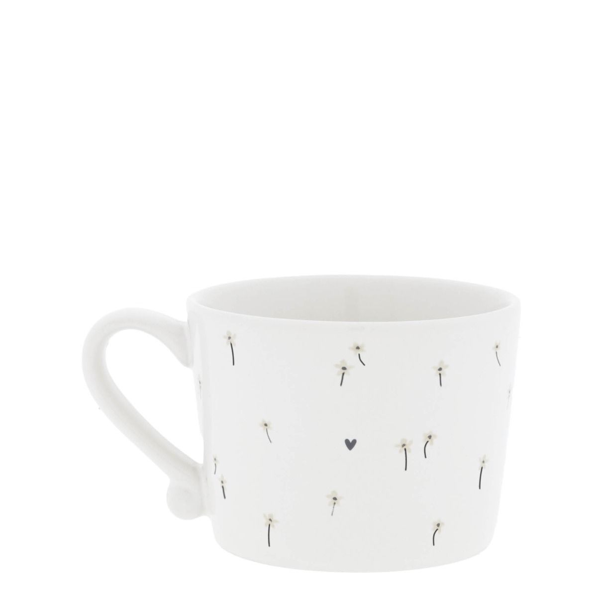 Weiße Tasse mit einem Henkel, verziert mit kleinen schwarzen und weißen Blütenmotiven sowie einem kl