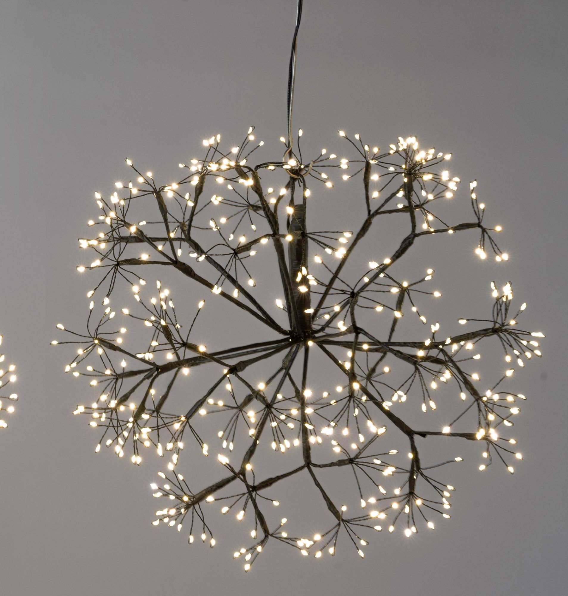 Hängelampe in Form eines kugelförmigen Gebildes mit vielen Lichtern