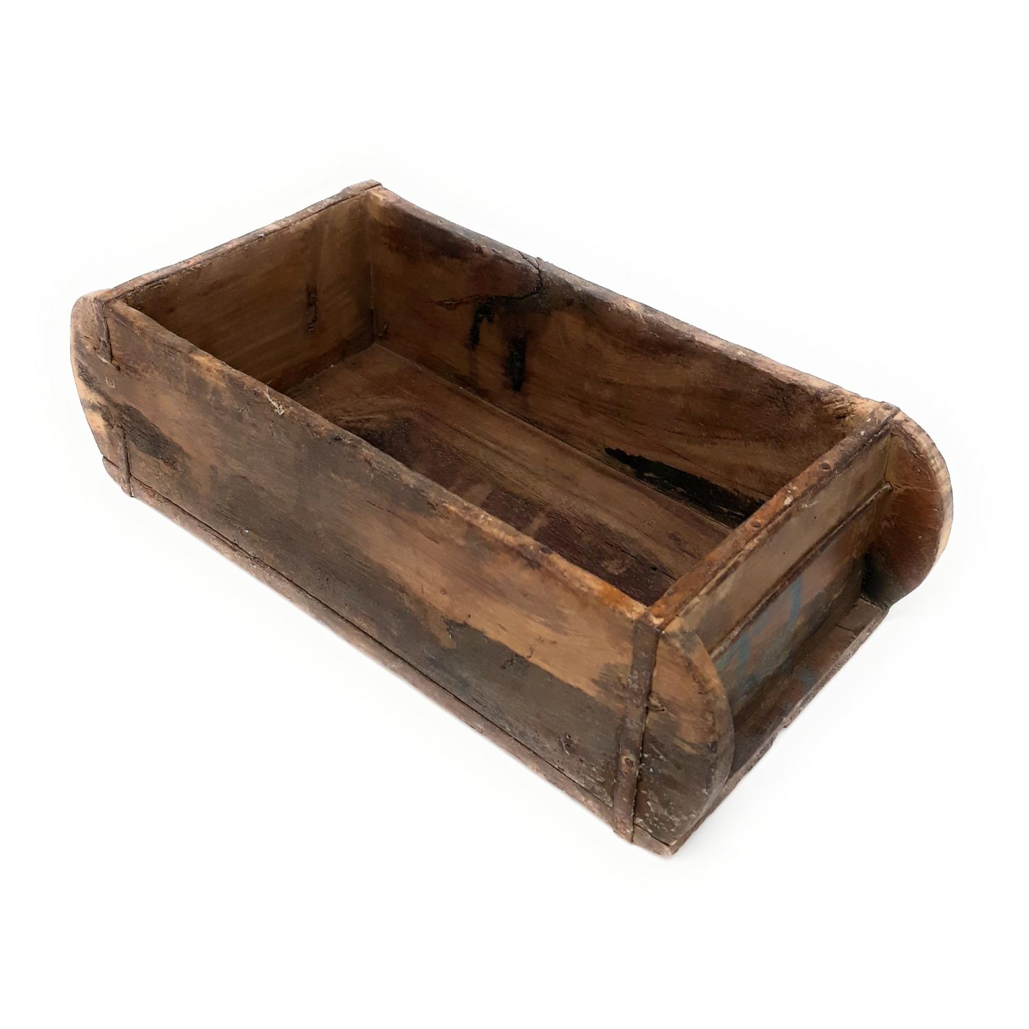 Holzkiste mit rechteckiger Form, offen und ohne Deckel, zeigt natürliche Holzmaserung und leichte Gebrauchsspuren.